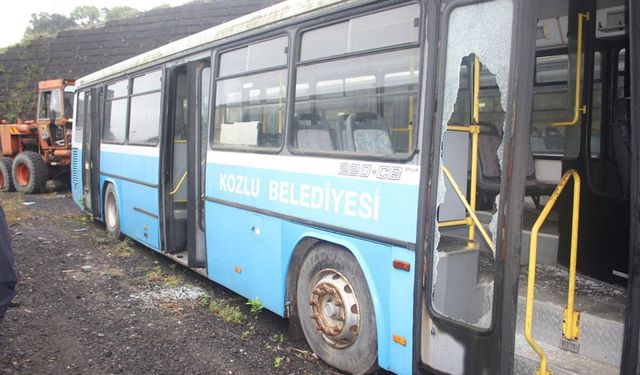 Kozlu'da saldırı: Belediye otobüslerinin camları kırıldı!