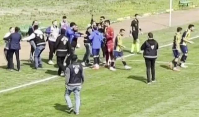 Amatör maçta futbolcular basın mensuplarına saldırdı