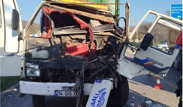 Feci kaza: Tavuk taşıyan tır paramparça oldu