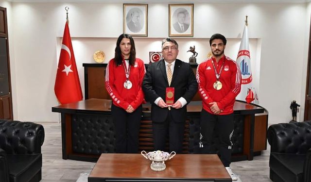 Rektör İsmail Hakkı Özölçer, şampiyonları ağırladı