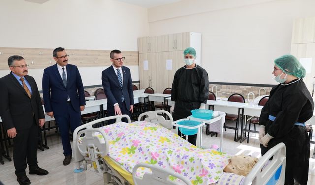 Başkan Mehmet Kemal Yazıcıoğlu, öğrencilerden ilk yardım dersi aldı