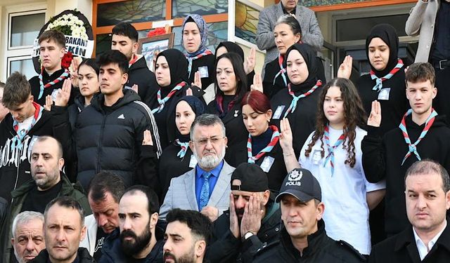 Öğrencileri, kazada ölen Vahide öğretmeni izci selamıyla uğurladı