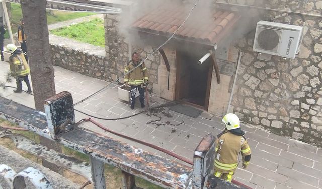 Tarihi mescidin imam odasında yangın çıktı
