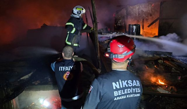 Büyük yangın: 3 ev kullanılamaz hale geldi