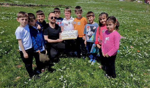 İlkokul öğrencileri rengarenk çiçekler arasında kitap okudu