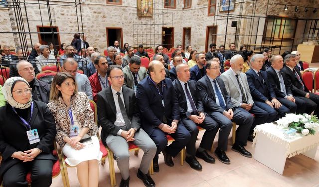 ‘Modern Türk Edebiyatının Değerleri Sempozyumu’ başladı