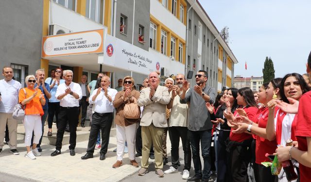 Öğretmen Eray Çelebi, 40 yıl görev yaptığı okuldan İzmir Marşı’yla emekli oldu
