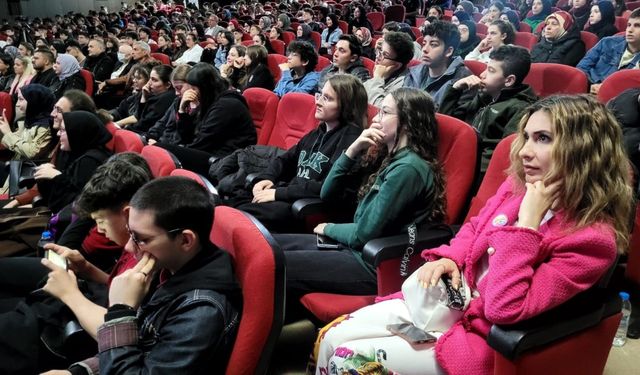 Özdemir Bayraktar anısına münazara finali