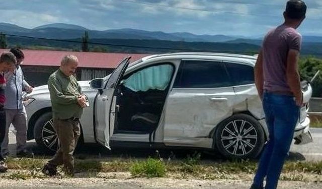 Ambulans ile cip çarpıştı: 4 yaralı