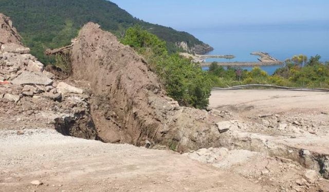 Karayolunda heyelan: Ulaşıma kapandı