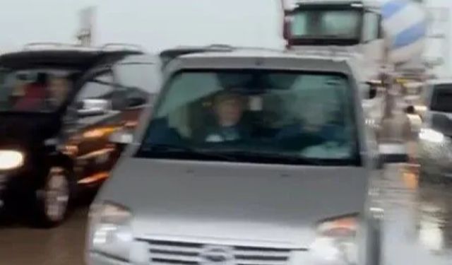 Dolu etkili oldu, sürücüler köprü altına girerek araçlarını korumaya çalıştı