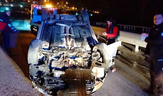 Otomobil köprü üzerinde takla attı, sürücü yara almadan kurtuldu