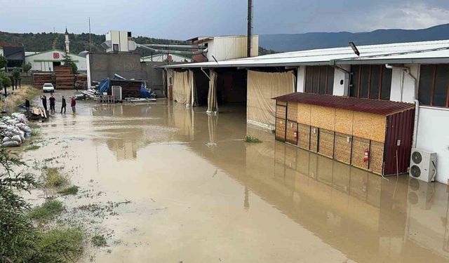Sağanak nedeniyle fabrikaları su bastı