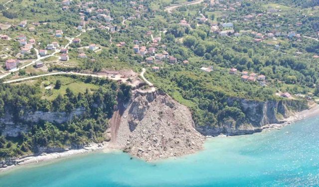 Yoldan kopan kütle, denizle birleşti: Korkutan heyelan!