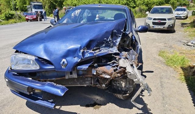 Ticari kamyonete çarpan otomobil paramparça oldu