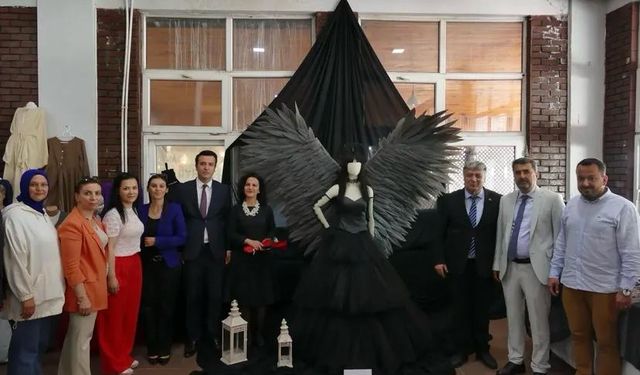 Bir sene boyunca yaptıkları eserleri sergilediler