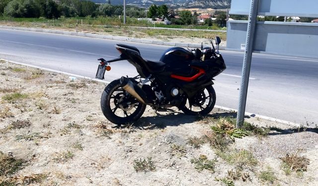 İlçe girişindeki kavşakta motosikletle otomobil çarpıştı: 2 yaralı
