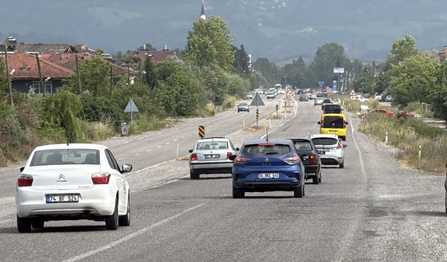 Bartın'dan dönüşler başladı; Karayollarında trafik arttı