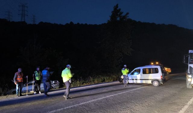 Otomobil ile hafif ticari araç çarpıştı: 1'i ağır 8 yaralı