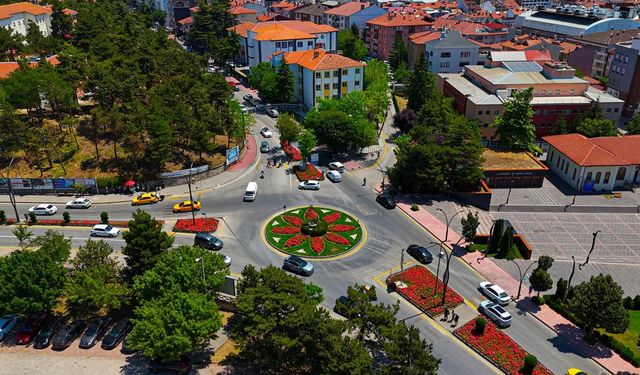 Belediye şehri gül bahçesine dönüştürdü: 561 bin gül ekildi