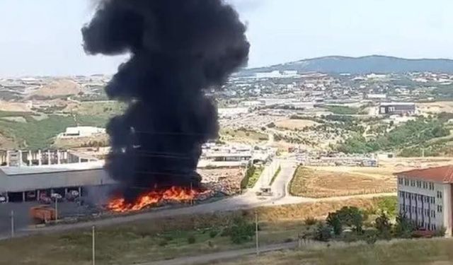 Çöp ayrıştırma tesisi bahçesinde yangın