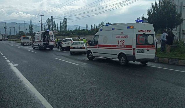 İki otomobil çarpıştı: 5 yaralı