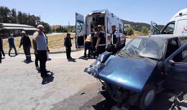 Kavşakta süt kamyonu ile otomobil çarpıştı: 2 yaralı