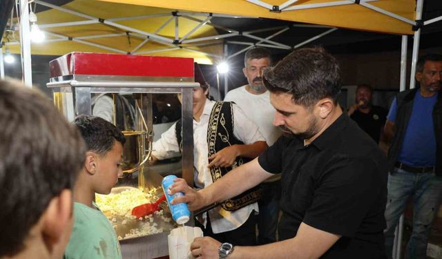 Köyde açık hava sinema keyfi
