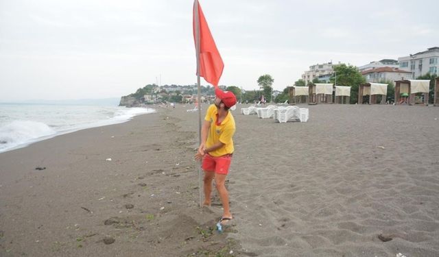 Sahile kırmızı bayrak çekildi
