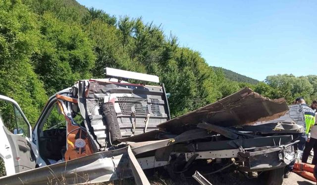 Tır, emniyet şeridindeki yol bakım aracına çarptı: 2 yaralı