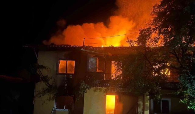 Yaşlı kadının 2 katlı evi küle döndü