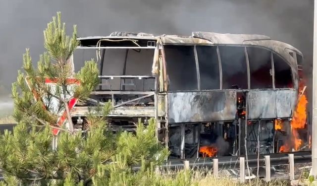 Yolcu otobüsü alev alev yandı: Yol trafiğe kapandı