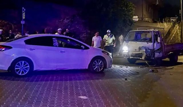 Kamyonet ile otomobil kafa kafaya çarpıştı: 1’i çocuk, 4 yaralı!