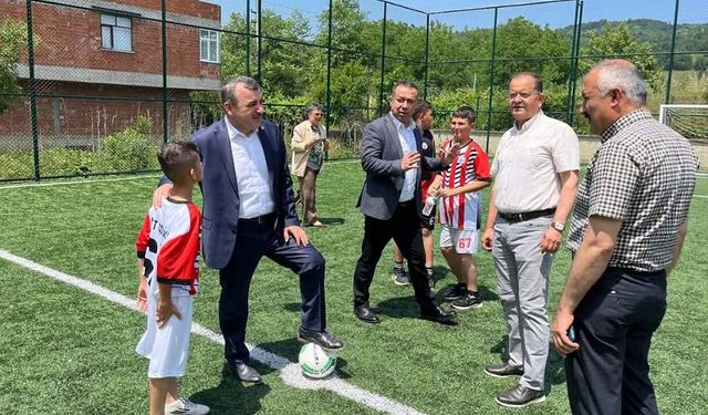 Okul bahçesine yapılan halı saha törenle açıldı
