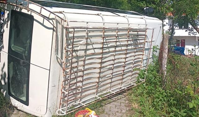 Minibüs yan yattı: Çok sayıda yaralı var!