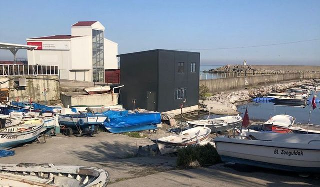 Kozlu Balıkçı Barınağı’nda kaçak yapılara yıkım kararı tebliğ edildi