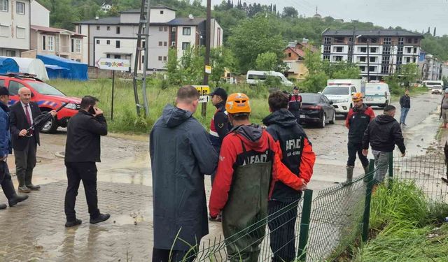 5 yol, 15 ev ve iş yerinde su baskını yaşandı, mahsur kalan 32 kişi kurtarıldı