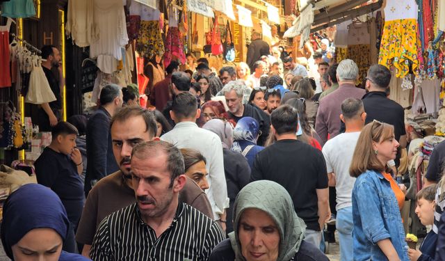 Bayramın son gününde tarihi ilçede ziyaretçi yoğunluğu