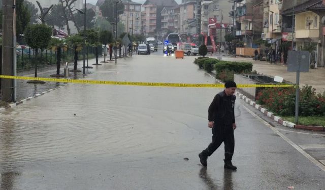 Dere taştı, ev ve iş yerlerini su bastı