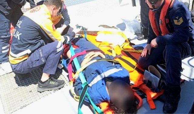 Gemide yaralanan personelin yardımına sahil güvenlik yetişti