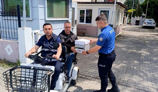 Yaralı kırlangıca polis şefkati