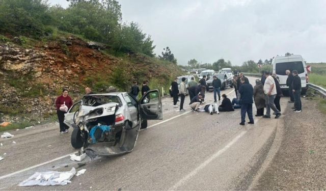 Karayolunda otomobil ile servis otobüsü çarpıştı: 6 yaralı
