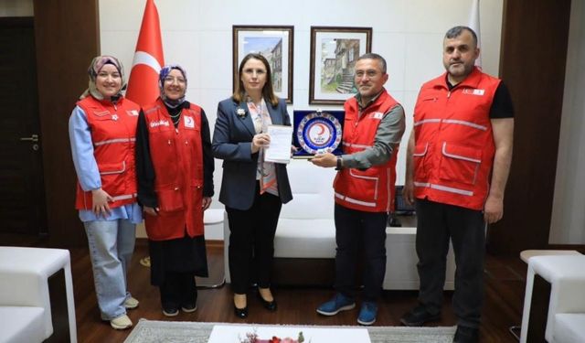 Vali Nurtaç Arslan, kurban bağışını Kızılay'a yaptı
