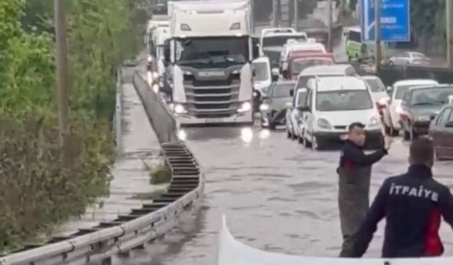 Sağanak ulaşımı felç etti