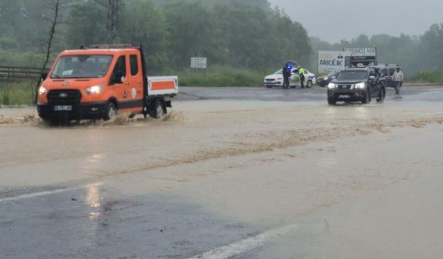 Sağanak yağış sonrası ırmak taştı, kara yolunu su bastı