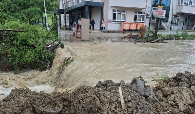 Sağanak sağlık ocağını vurdu: Hastalar ve personel mahsur kaldı