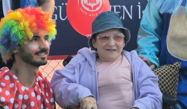 Valiyi çok sevdiğini söyleyen özel bireyin duygulandıran mutluluğu