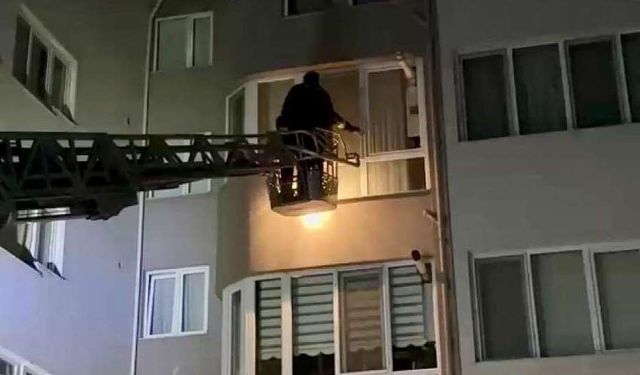 Alkol aldı uyuyakaldı: İtfaiye pencereden girdi