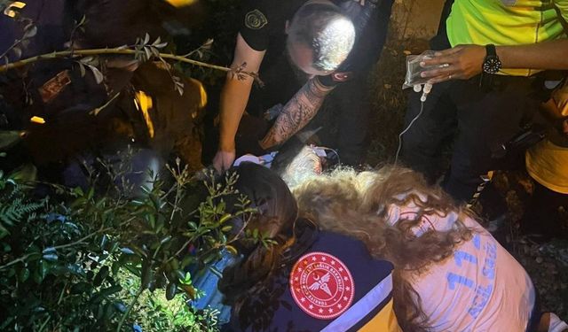 Motosiklet sürücüsü çukura uçtu: Ekipler seferber oldu