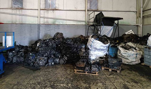 Kaçak araba parçaları gizlenen depoya operasyon: 100 milyon lira değerinde parça ele geçirildi
